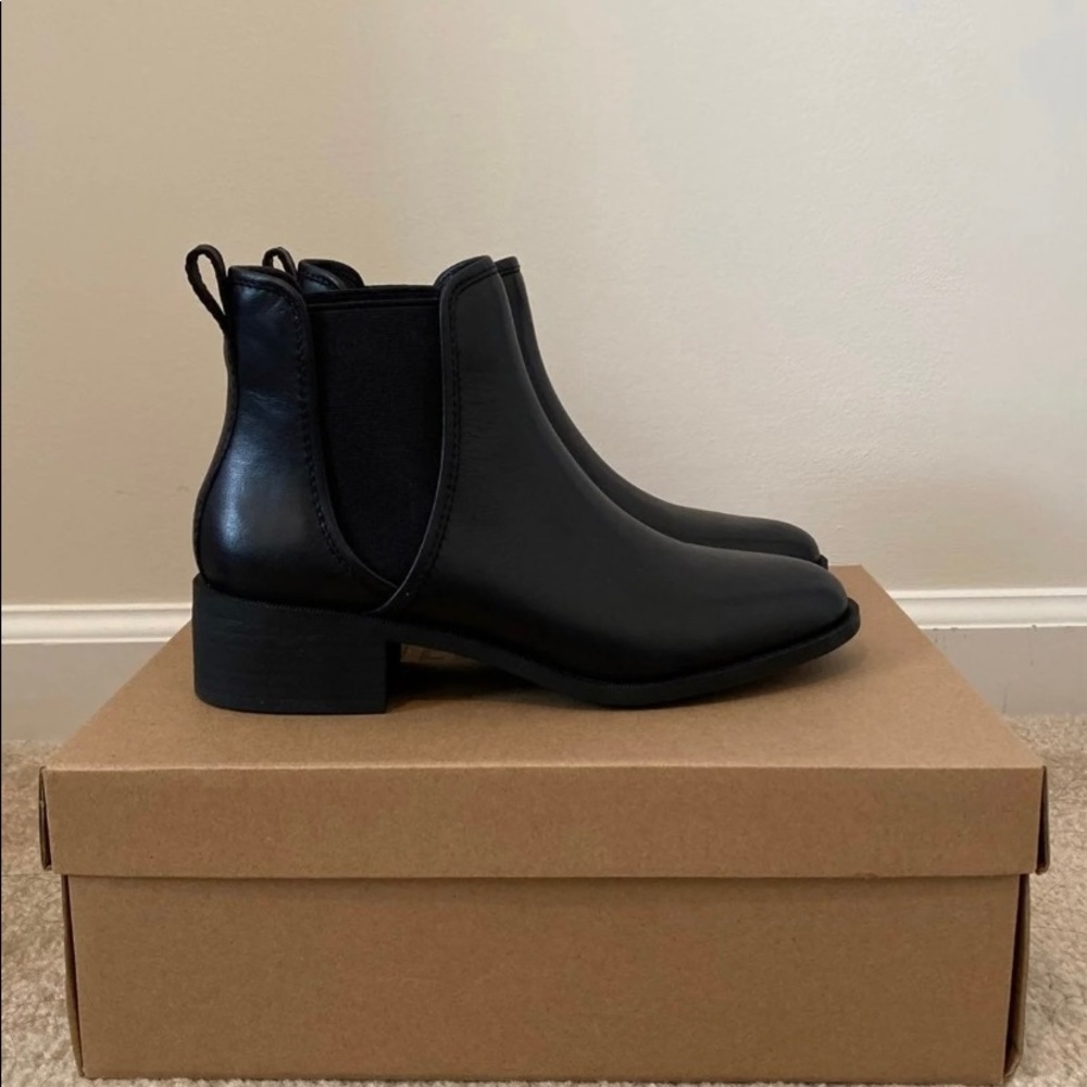 Brand new Steve Madden Chelsea booties, size 6 - Picture 2 of 4